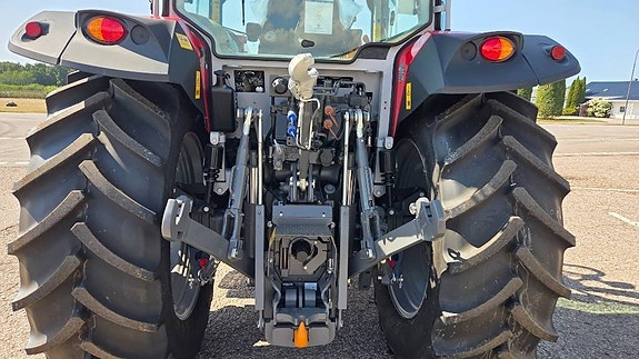 Massey Ferguson 5M.115 Kampanjtraktor 5 of 10