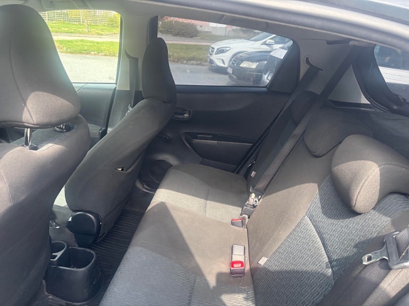 Toyota Yaris 5 of 7