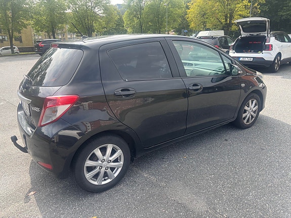 Toyota Yaris 3 of 7