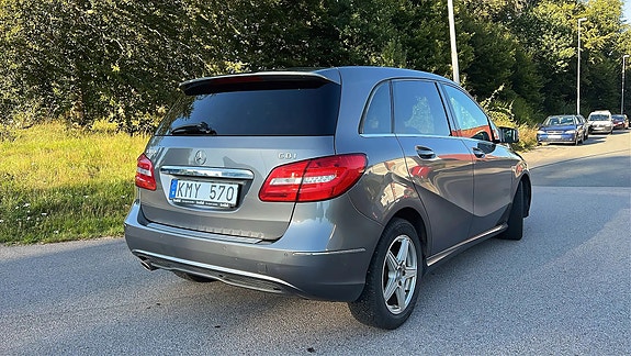 Mercedes-Benz B180 2 of 8