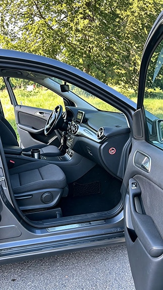 Mercedes-Benz B180 6 of 8