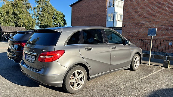 Mercedes-Benz B180 4 of 8
