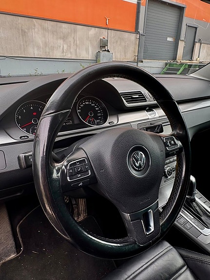 Volkswagen Passat 10 of 16