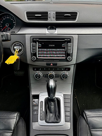 Volkswagen Passat 12 of 16