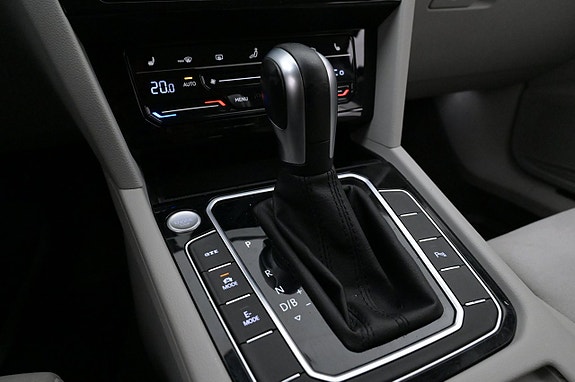 Volkswagen Passat 19 of 27