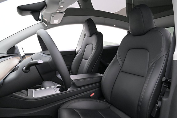 Tesla Model Y 9 of 27
