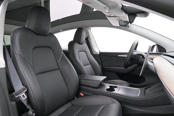 Tesla Model Y 12 of 27