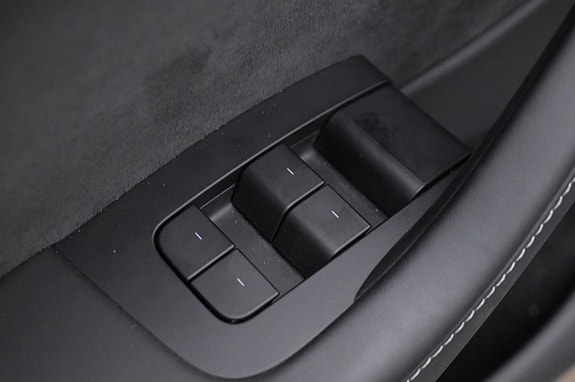 Tesla Model Y 10 of 27