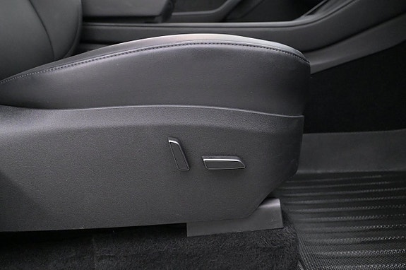 Tesla Model Y 13 of 27