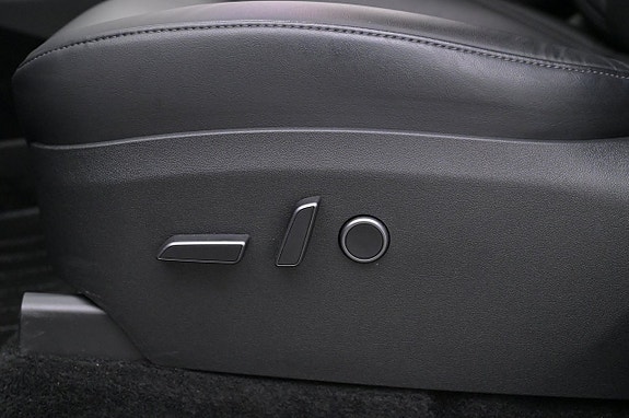 Tesla Model Y 11 of 27