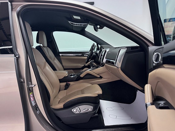 Porsche Cayenne 16 of 29