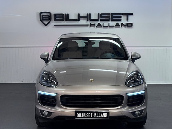 Porsche Cayenne 3 of 29