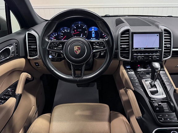 Porsche Cayenne 18 of 29
