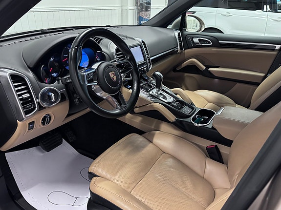 Porsche Cayenne 13 of 29