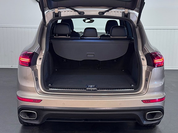 Porsche Cayenne 10 of 29