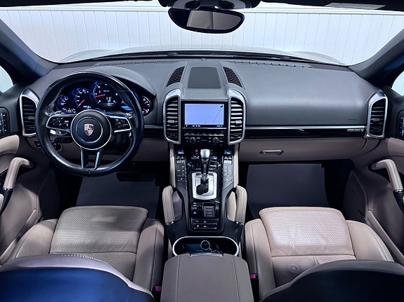 Porsche Cayenne 12 of 29