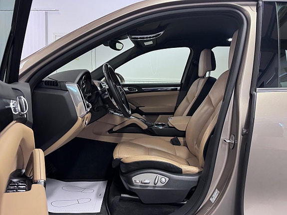 Porsche Cayenne 14 of 29