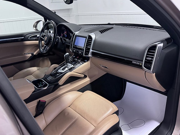 Porsche Cayenne 15 of 29