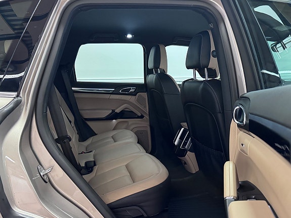 Porsche Cayenne 17 of 29
