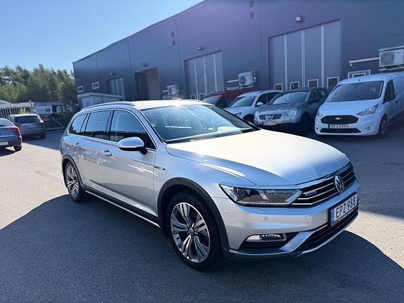Volkswagen Passat Alltrack 2 of 15