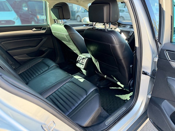 Volkswagen Passat Alltrack 11 of 15