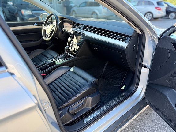 Volkswagen Passat Alltrack 14 of 15