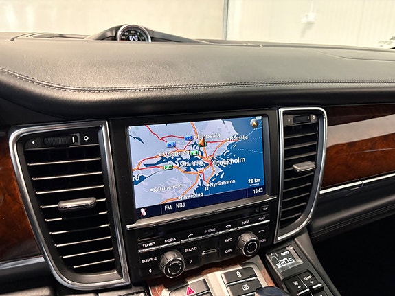 Porsche Panamera Turbo 16 of 27