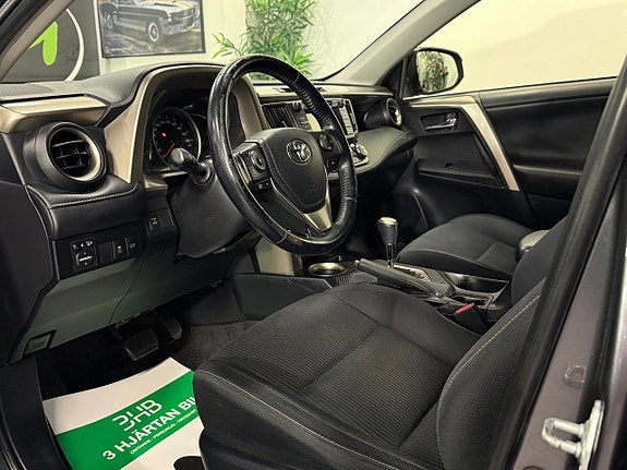 Toyota RAV4 8 of 18