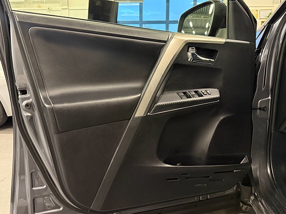 Toyota RAV4 7 of 18