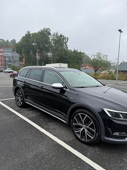 Volkswagen Passat Alltrack 2 of 14