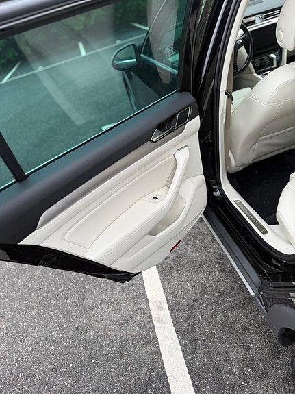 Volkswagen Passat Alltrack 10 of 14