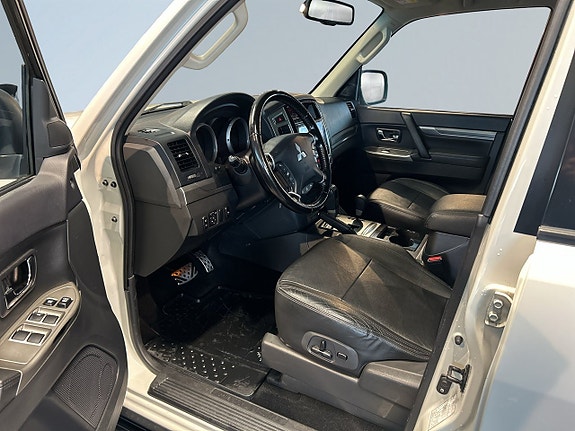 Mitsubishi Pajero 7 of 22