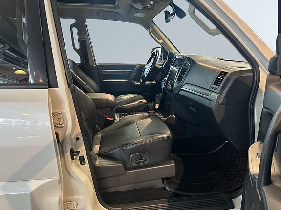 Mitsubishi Pajero 10 of 22