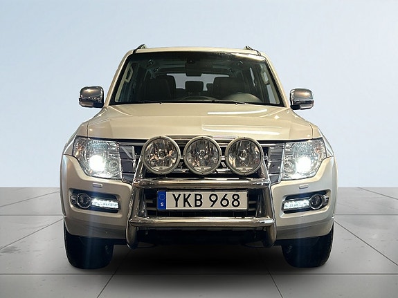 Mitsubishi Pajero 2 of 22