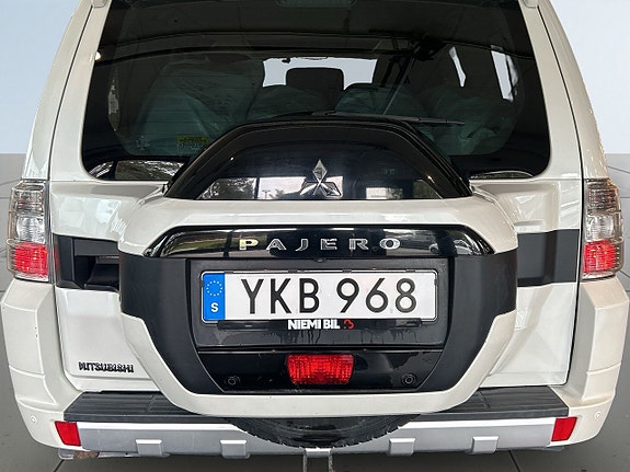 Mitsubishi Pajero 12 of 22