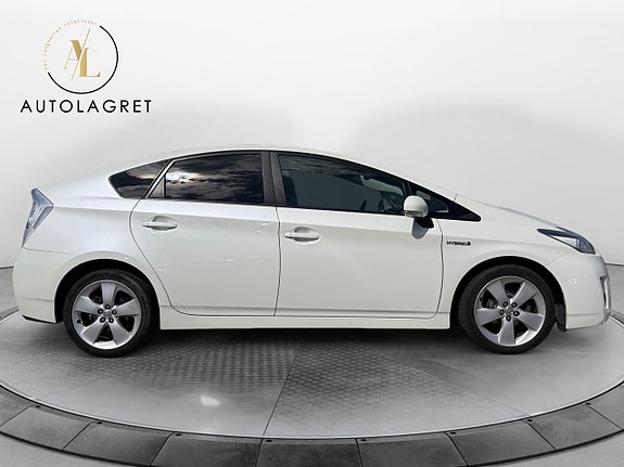 Toyota Prius 7 of 12