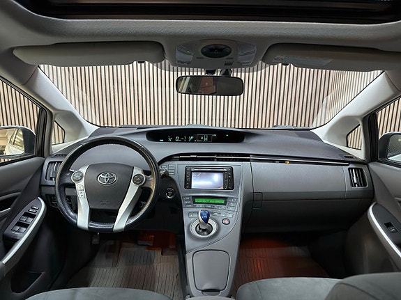 Toyota Prius 9 of 12