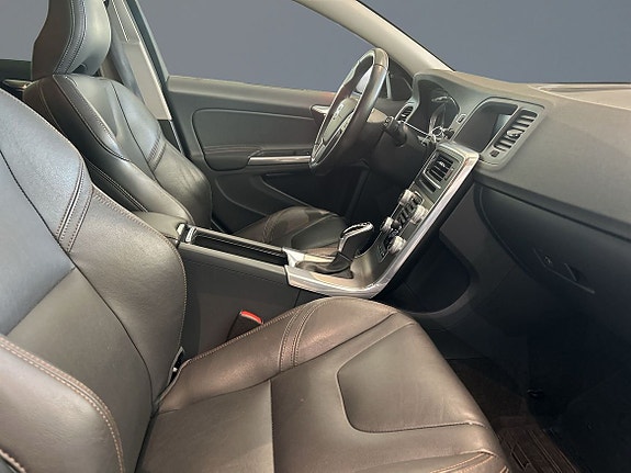 Volvo V60 Cross Country 7 of 10