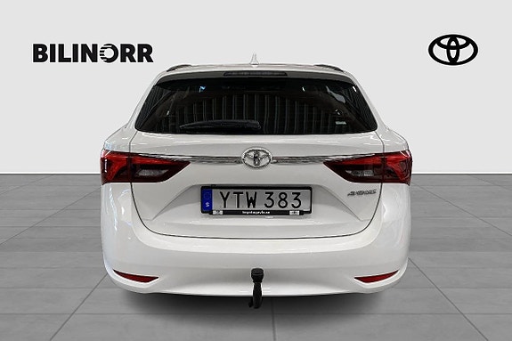 Toyota Avensis 8 of 12