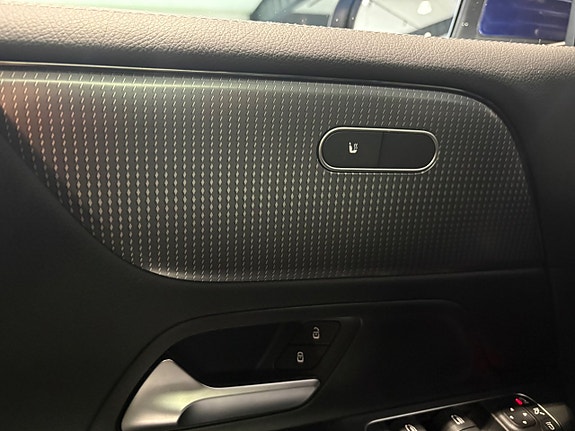 Mercedes-Benz GLB200 d 10 of 15