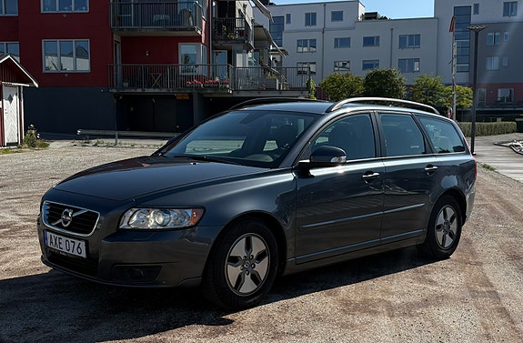 Volvo V50 2 of 14