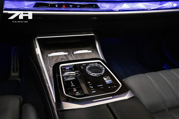 BMW i7 15 of 27