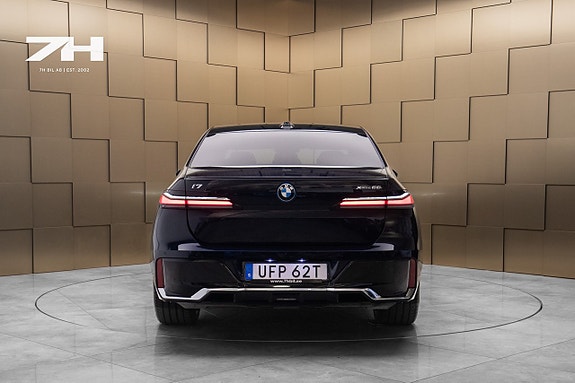 BMW i7 4 of 27