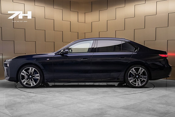 BMW i7 2 of 27