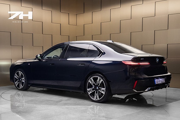 BMW i7 3 of 27