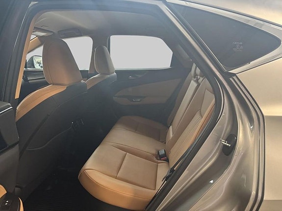 Lexus NX450h+ 9 of 16
