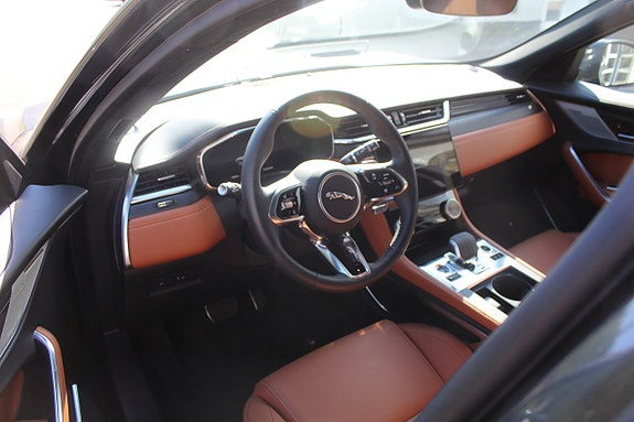 Jaguar F-PACE 2 of 2