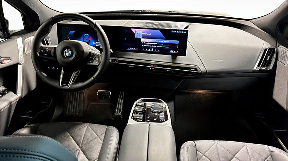 BMW iX 4 of 10
