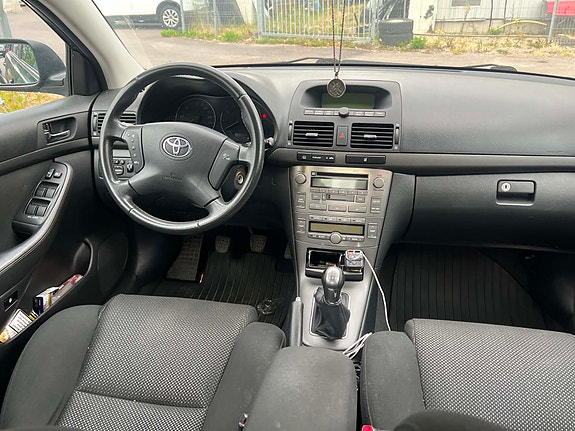 Toyota Avensis 2 of 7