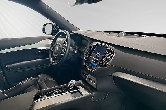 Volvo XC90 10 of 30